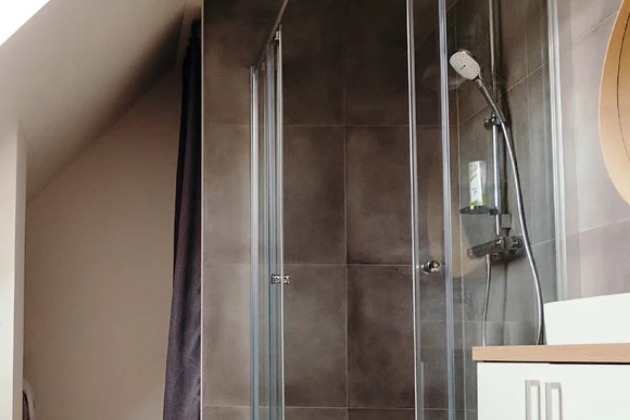 Moderne Duschkabine mit grauen Fliesen